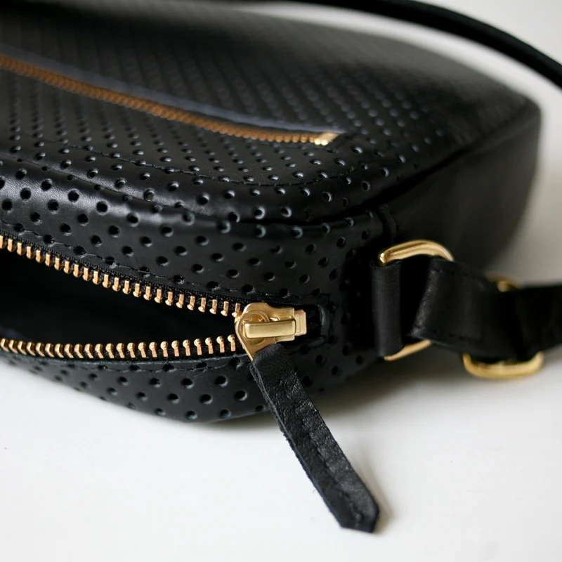 Handtasche ZIP M Schwarz perforiert
