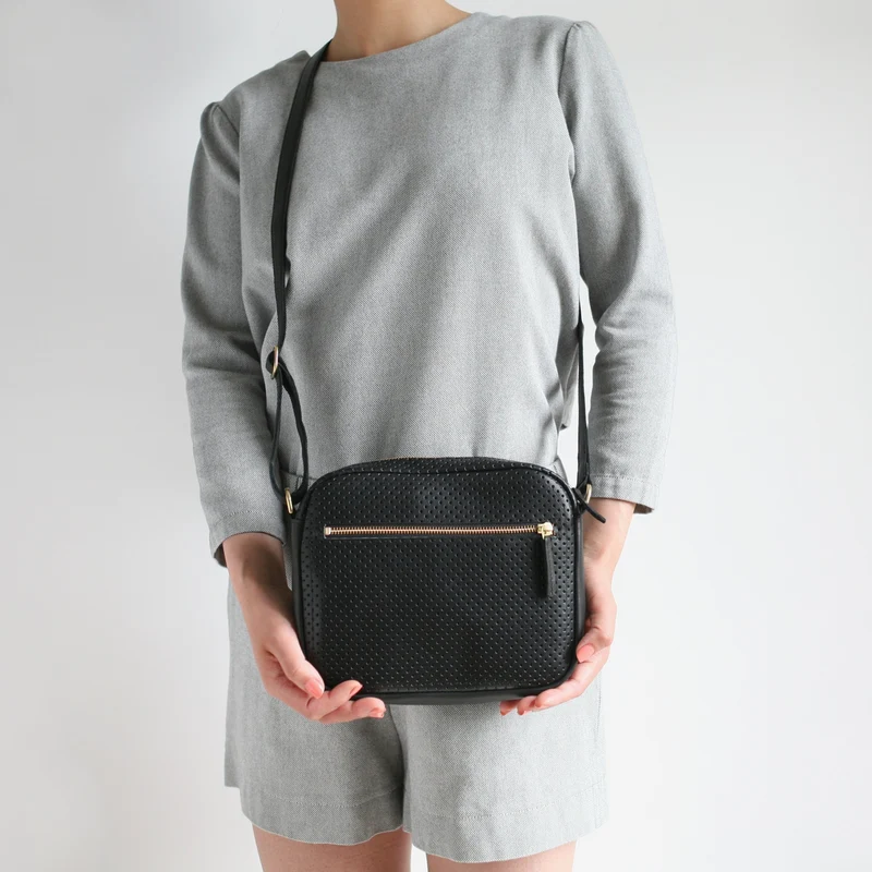 Handtasche ZIP M Schwarz perforiert