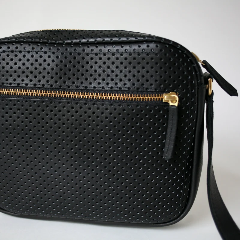 Handtasche ZIP M Schwarz perforiert