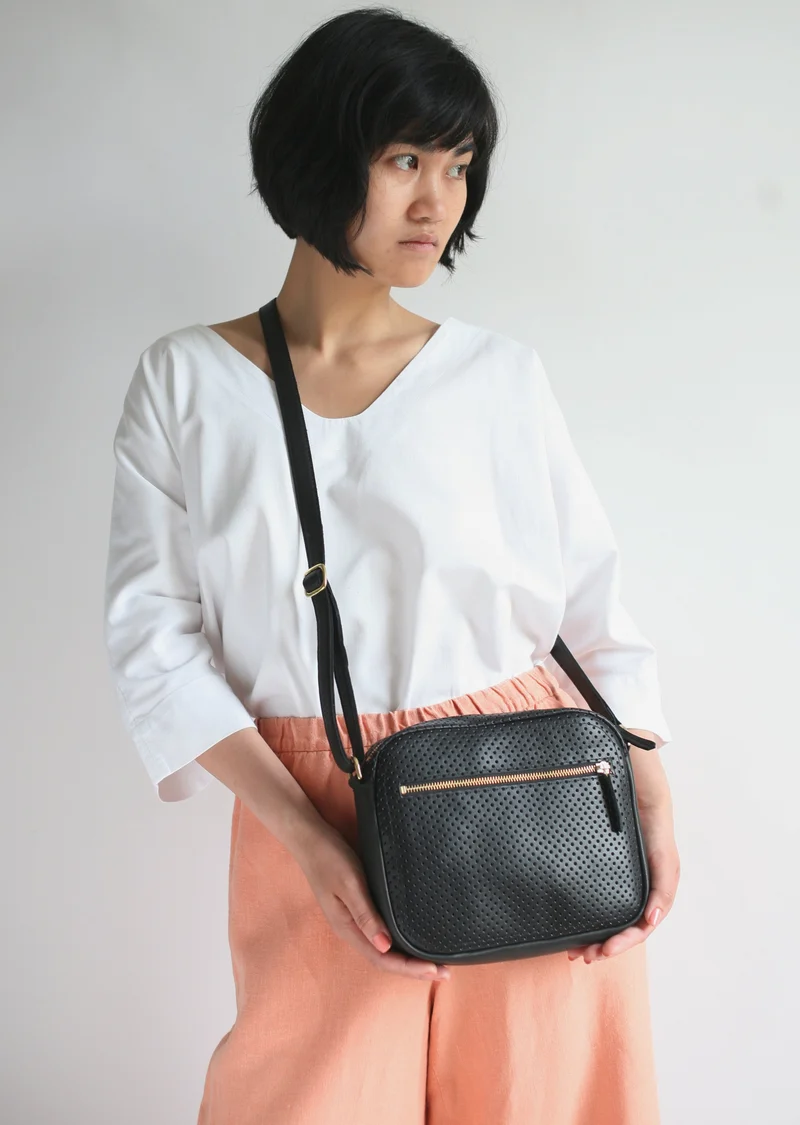 Handtasche ZIP M Schwarz perforiert