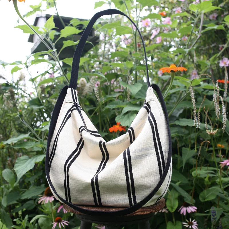 Schultertasche POUCH Schwarz - Weiß