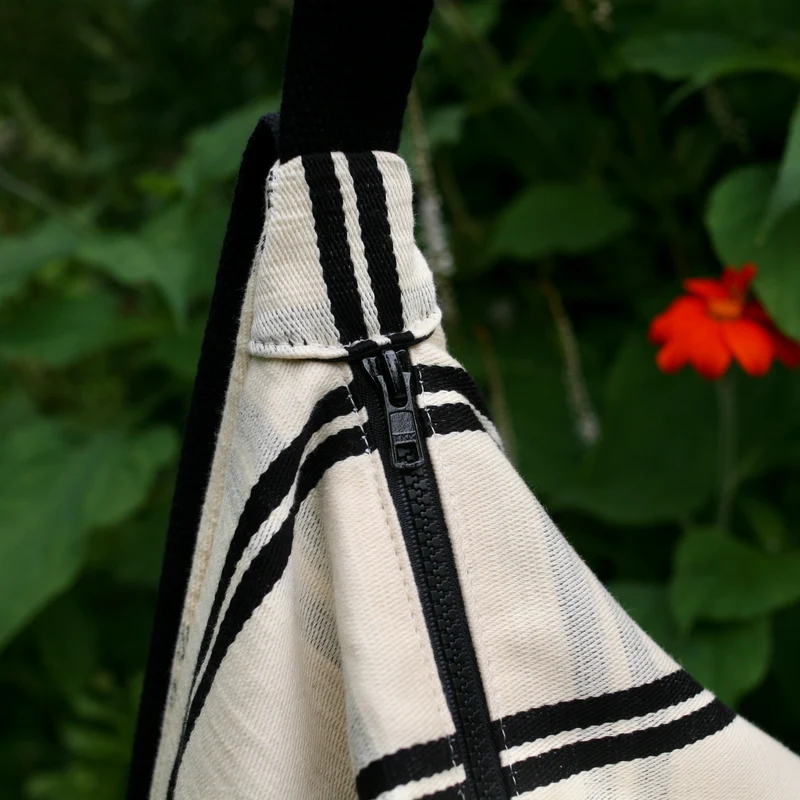Schultertasche POUCH Schwarz - Weiß