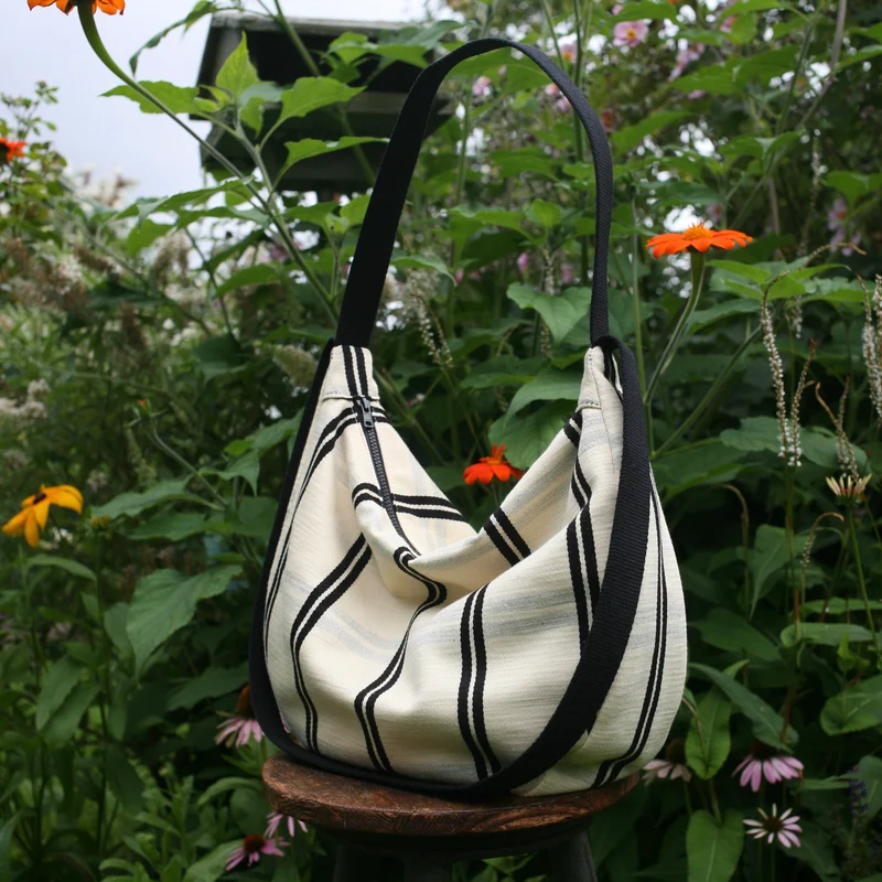 Schultertasche POUCH Schwarz - Weiß