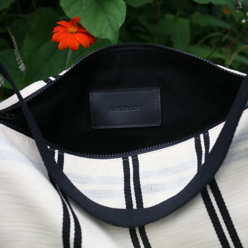 Schultertasche POUCH Schwarz - Weiß
