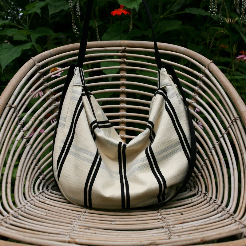 Schultertasche POUCH Schwarz - Weiß