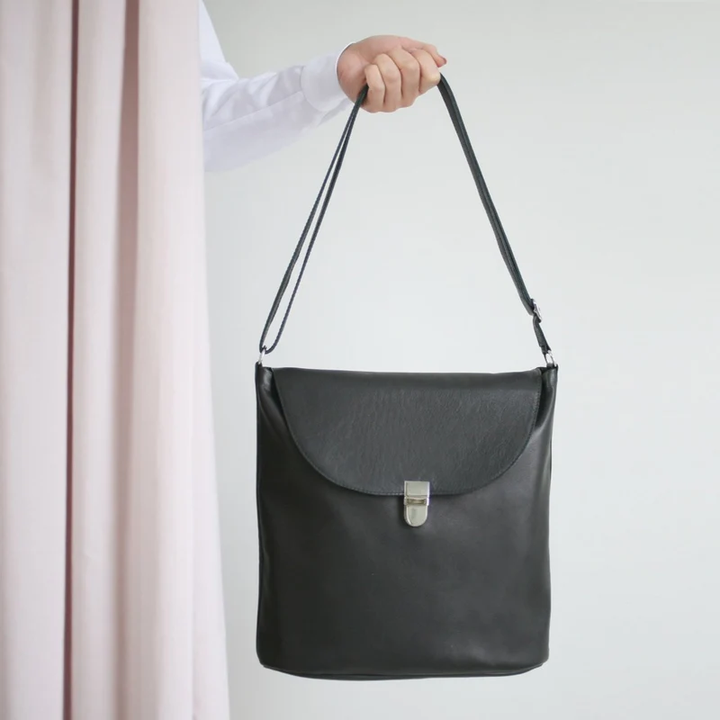 Bucket Bag mit Schnalle Schwarz