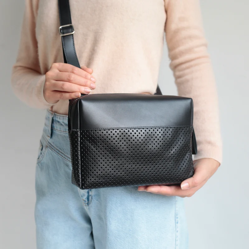 Schultertasche BOX Schwarz / Schwarz perforiert