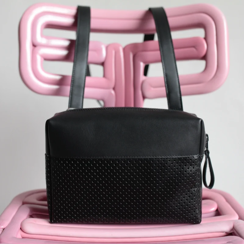 Schultertasche BOX Schwarz / Schwarz perforiert