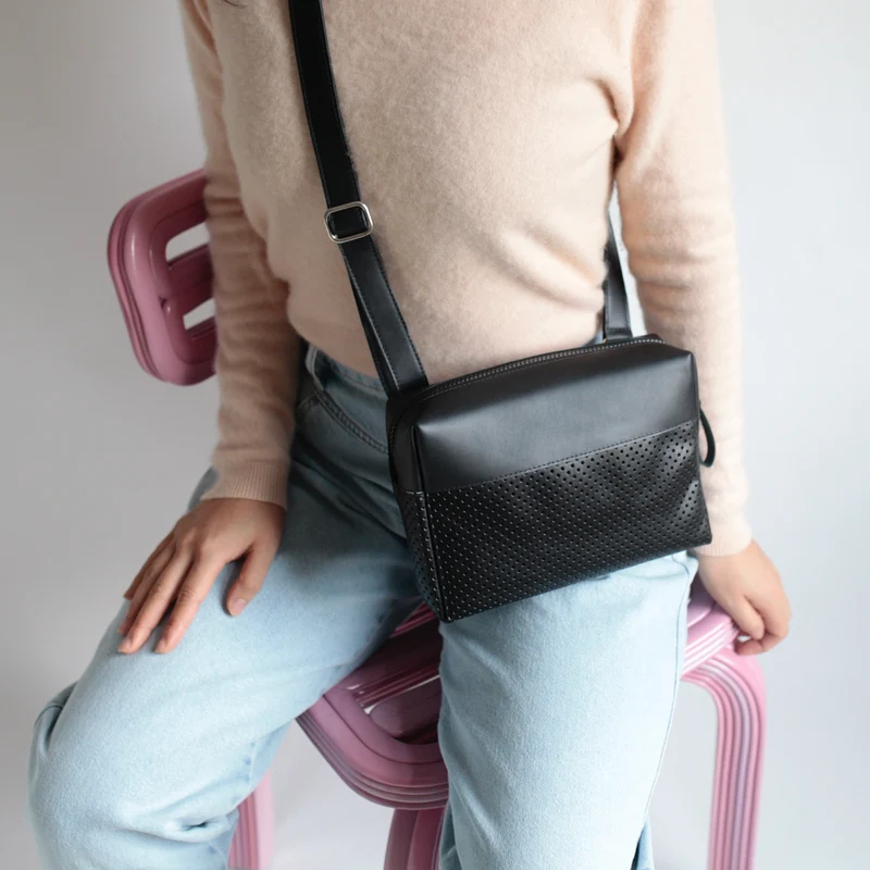 Schultertasche BOX Schwarz / Schwarz perforiert
