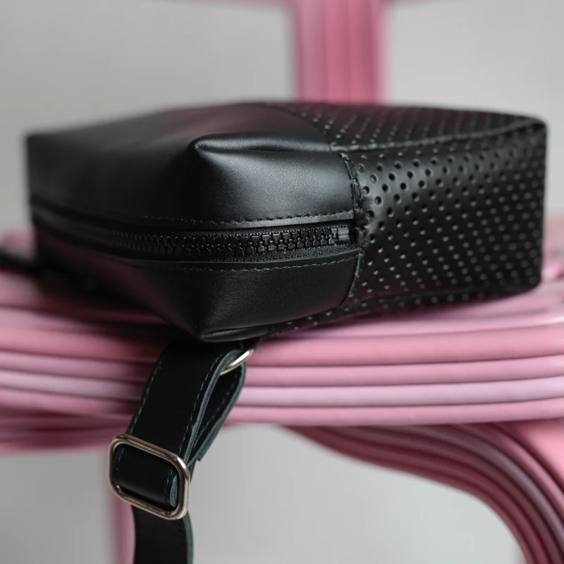 Schultertasche BOX Schwarz / Schwarz perforiert