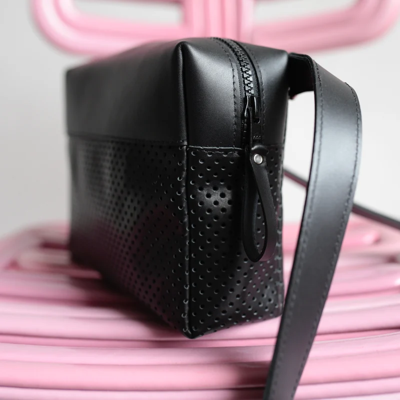 Schultertasche BOX Schwarz / Schwarz perforiert