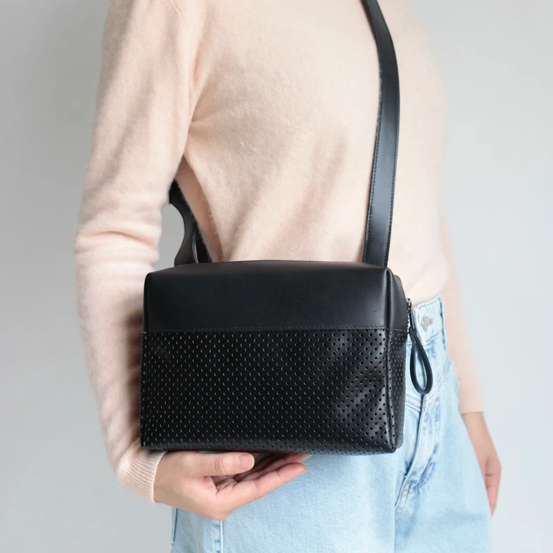Schultertasche BOX Schwarz / Schwarz perforiert
