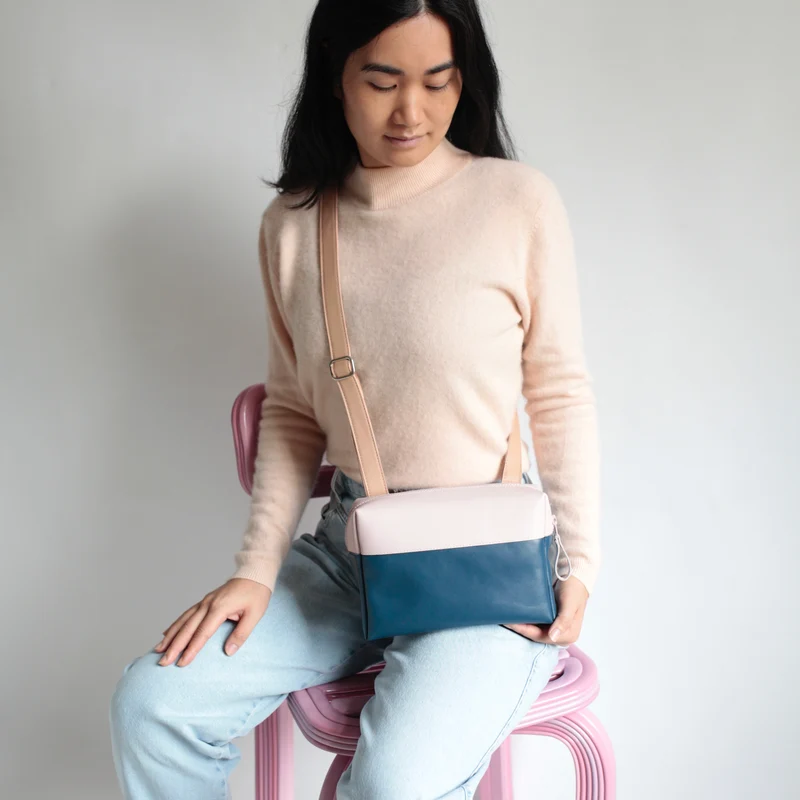 Schultertasche BOX Blau / Blush / Hellbraun