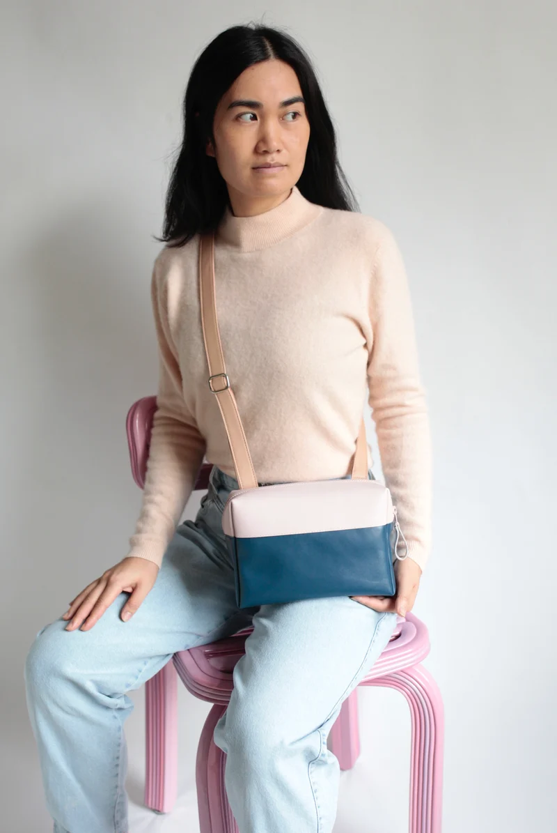 Schultertasche BOX Blau / Blush / Hellbraun