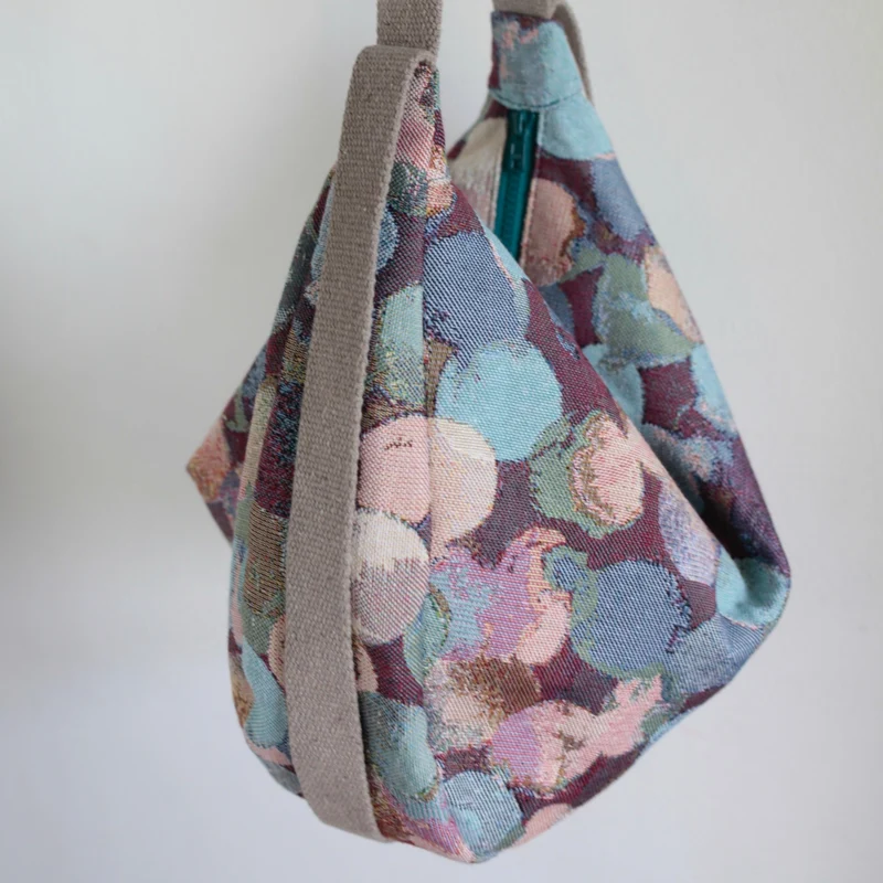 Upcycling Schultertasche POUCH bunte Tupfer