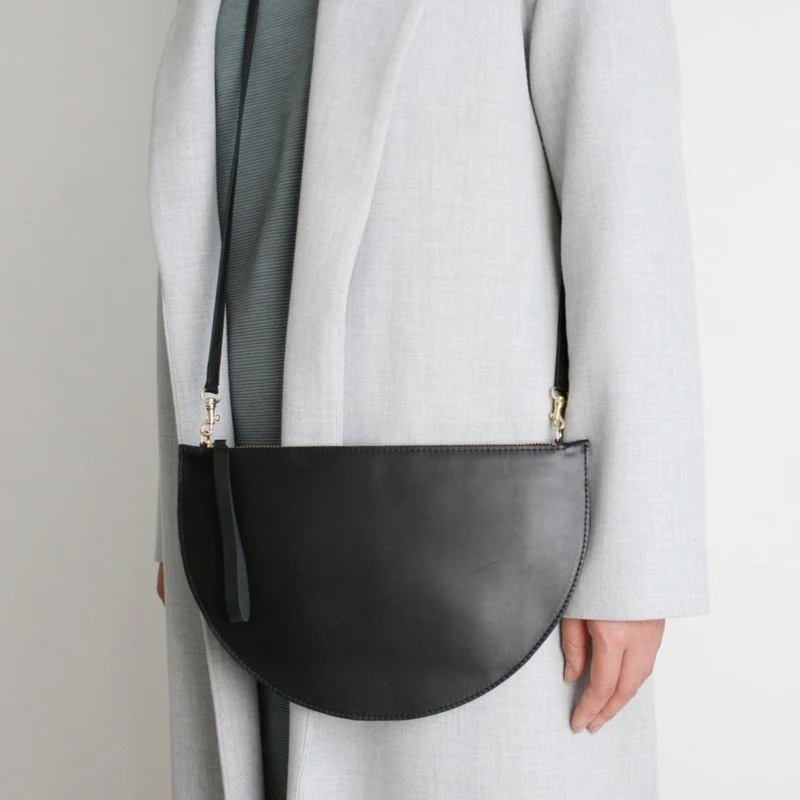 Halbmondtasche/ Clutch Schwarz