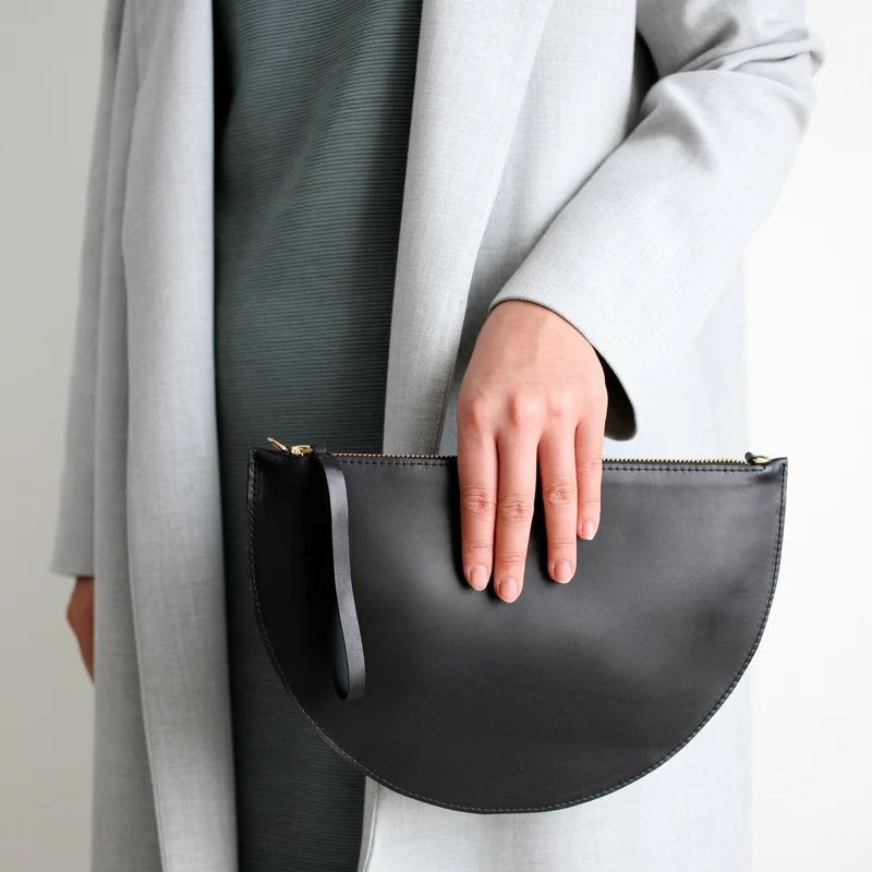 Halbmondtasche/ Clutch Schwarz