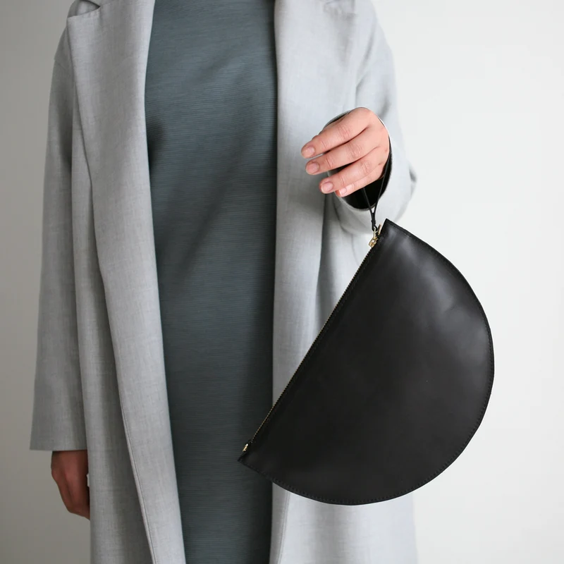 Halbmondtasche/ Clutch Schwarz