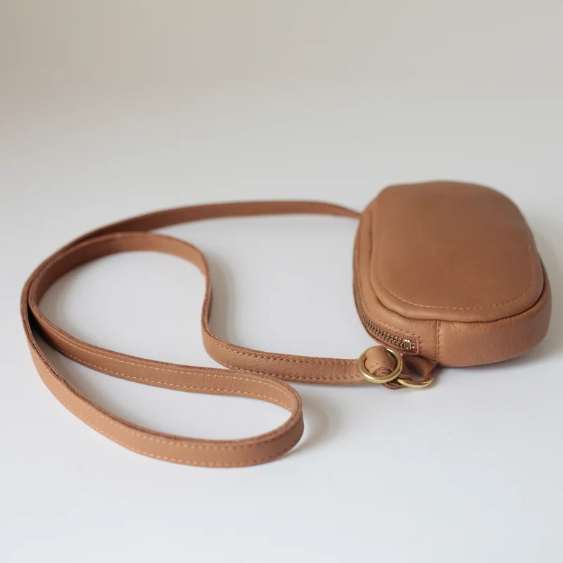 Handtasche OVAL MINI upcycling Leder Camel
