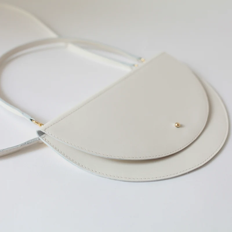 Foldover Halbmondtasche Off White