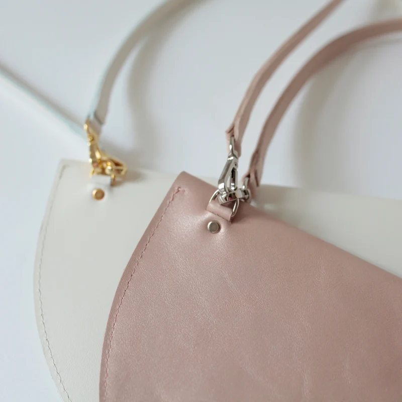 Foldover Halbmondtasche Off White