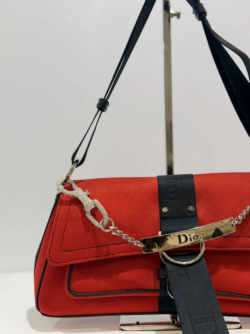 Dior rote Hardcore Schultertasche mit schwarzem Besatz und Kristallkette