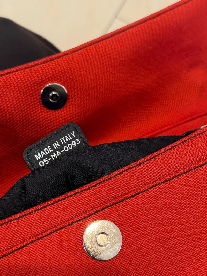 Dior rote Hardcore Schultertasche mit schwarzem Besatz und Kristallkette