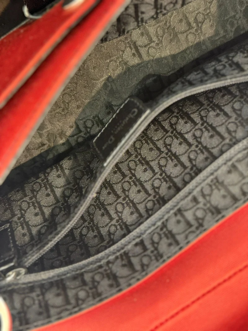 Dior rote Hardcore Schultertasche mit schwarzem Besatz und Kristallkette