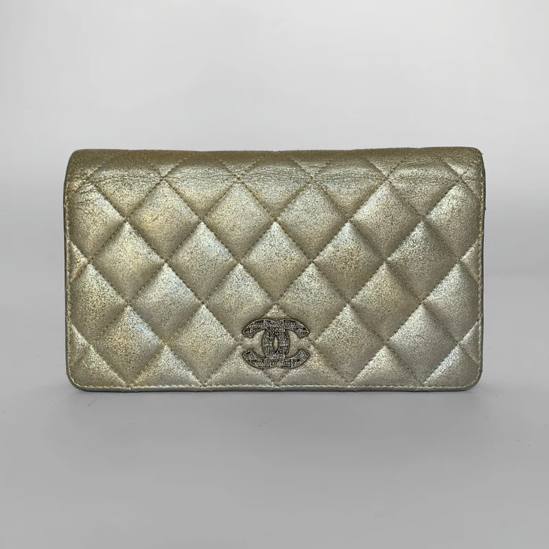 Chanel Langes Portemonnaie aus gestepptem, metallisch schimmerndem Lammleder mit Kristall-CC-Verzierung