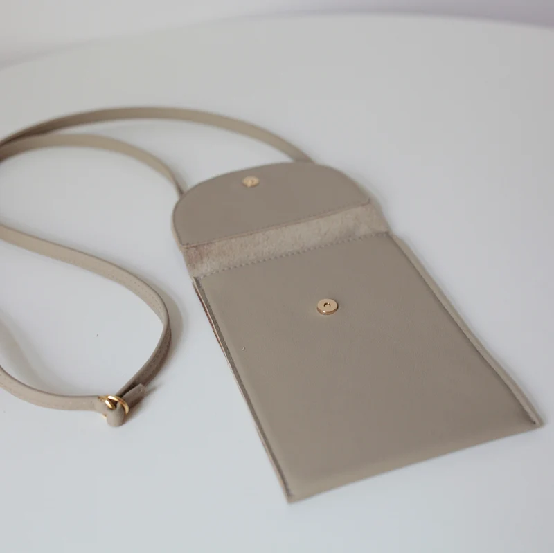 Handytasche/Minitasche Schwarz / Schwarz perforiert