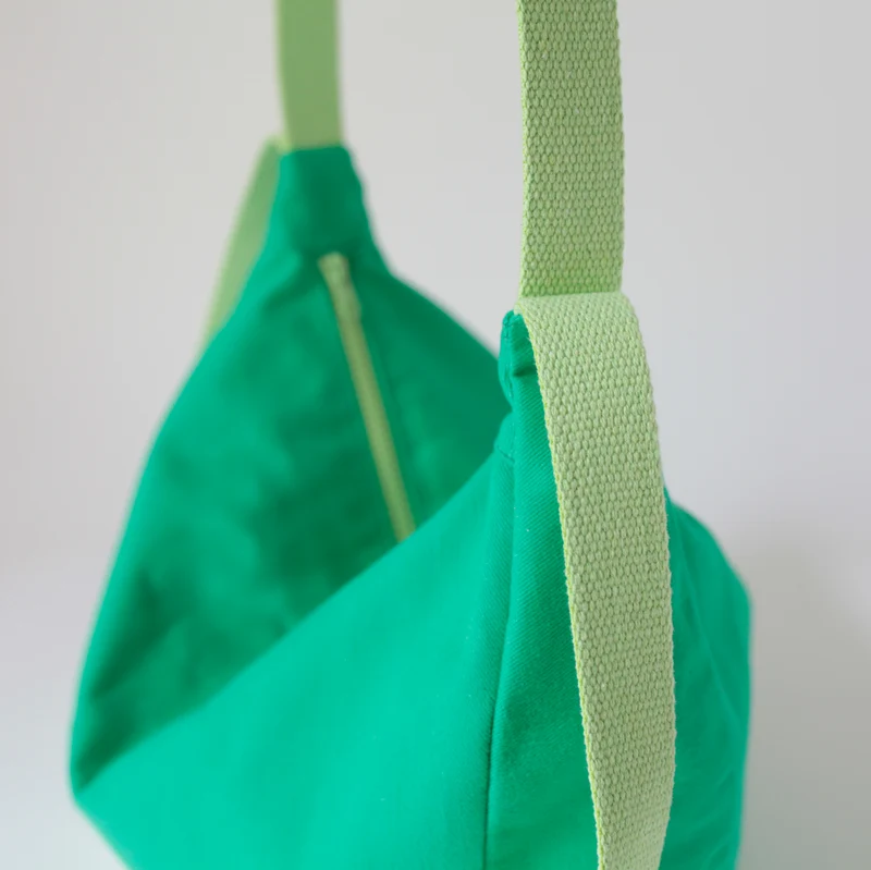Upcycling Schultertasche POUCH Grün / Apfel