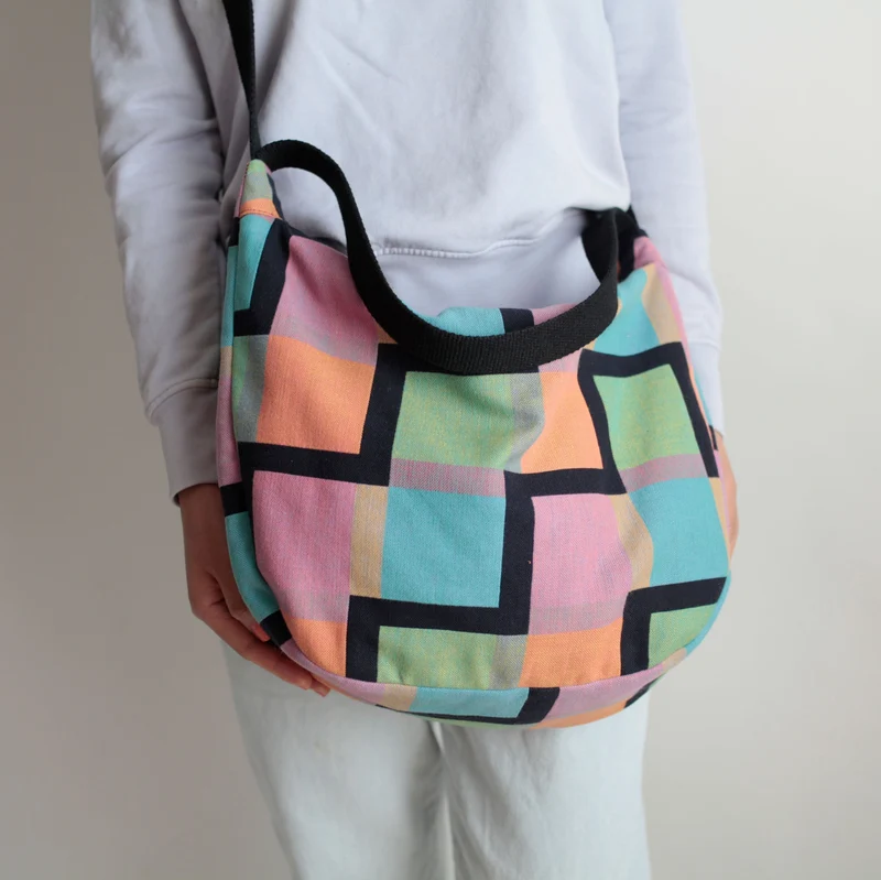 Upcycling Schultertasche POUCH Blumenprint II
