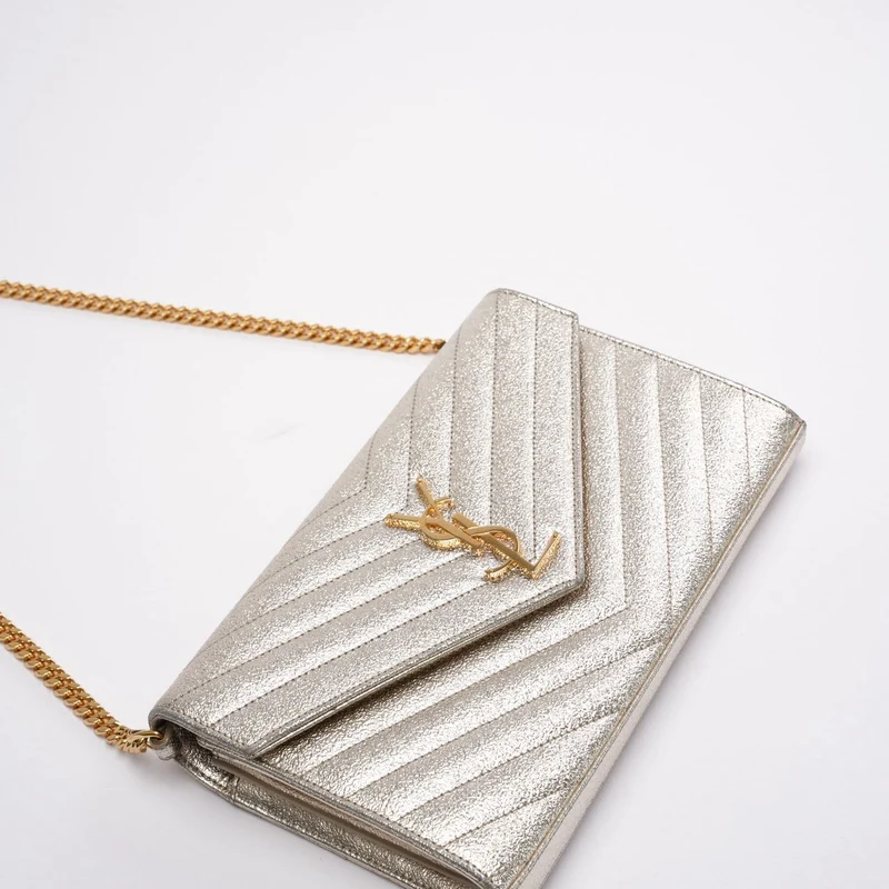 Saint Laurent Silberne Chevron-Monogramm-Geldbörse mit Umschlagkette