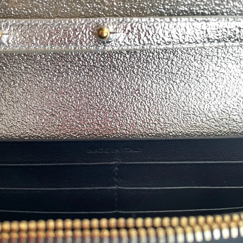 Saint Laurent Silberne Chevron-Monogramm-Geldbörse mit Umschlagkette
