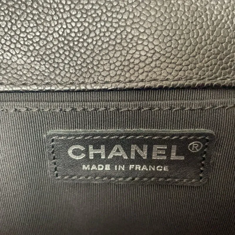 Chanel Boy Medium Schwarze Klapptasche Gestepptes Caviar-Leder 2017