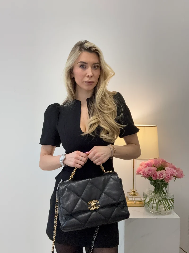 Chanel 19 Schwarze Tasche aus glänzendem Lammleder