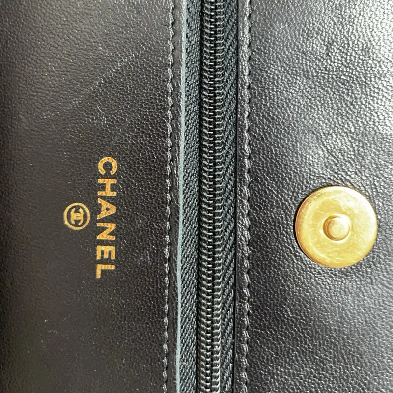 Chanel Schwarze Klassische Brieftasche mit Kette (WOC) aus Lammleder 2020