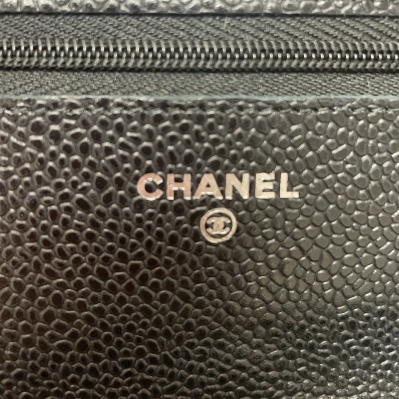 Chanel Schwarze klassische Brieftasche mit Kette (WOC) Caviar 2020