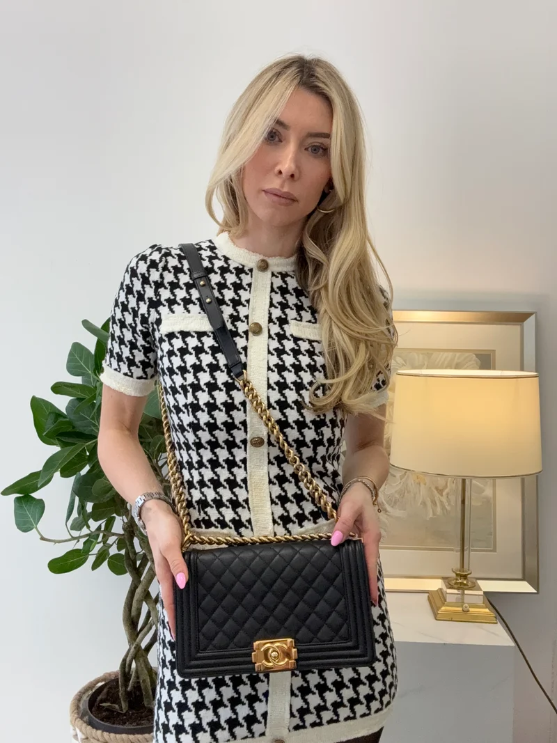 Chanel Boy Medium Schwarze Klapptasche Gestepptes Caviar-Leder 2019
