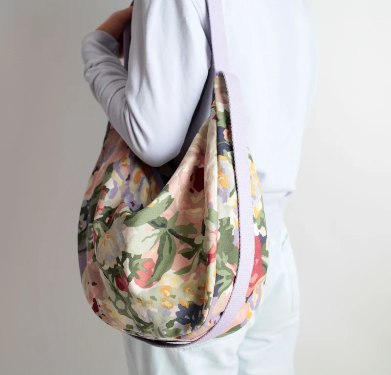 Schultertasche POUCH Upcycling Blumenprint