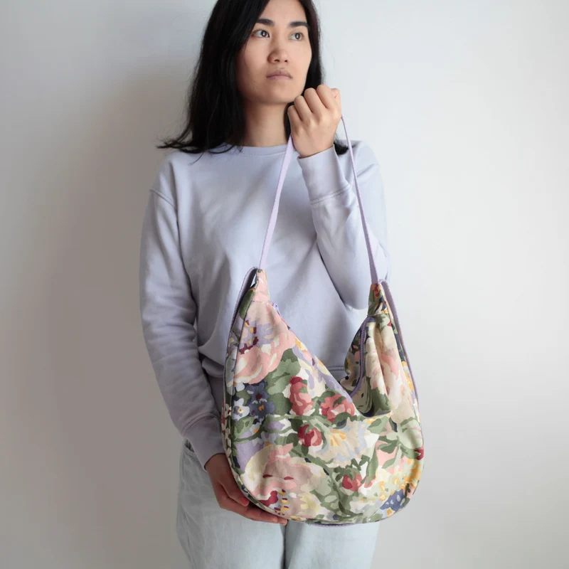 Schultertasche POUCH Upcycling Blumenprint