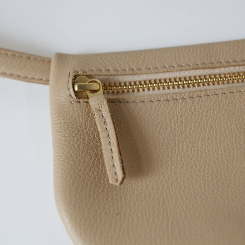 Kleine flache Gürteltasche Cappuccino