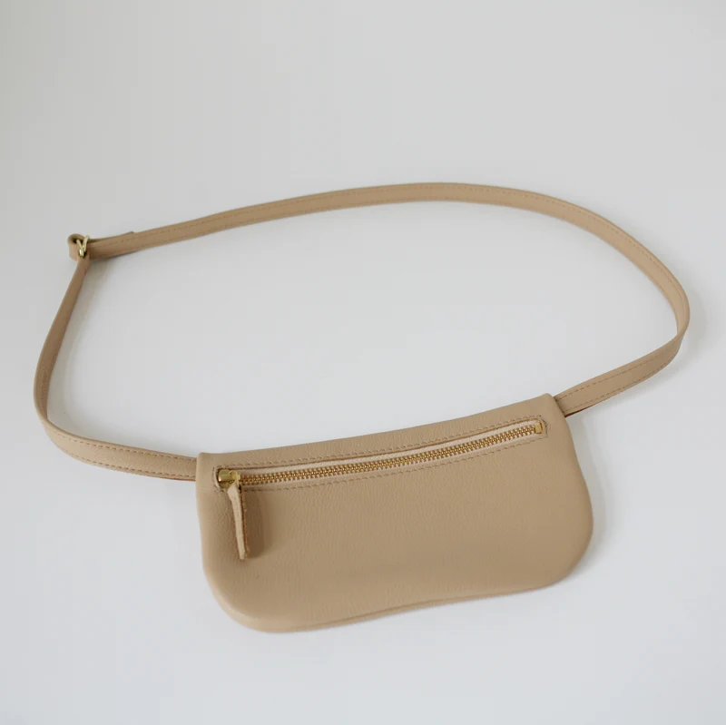 Kleine flache Gürteltasche Cappuccino