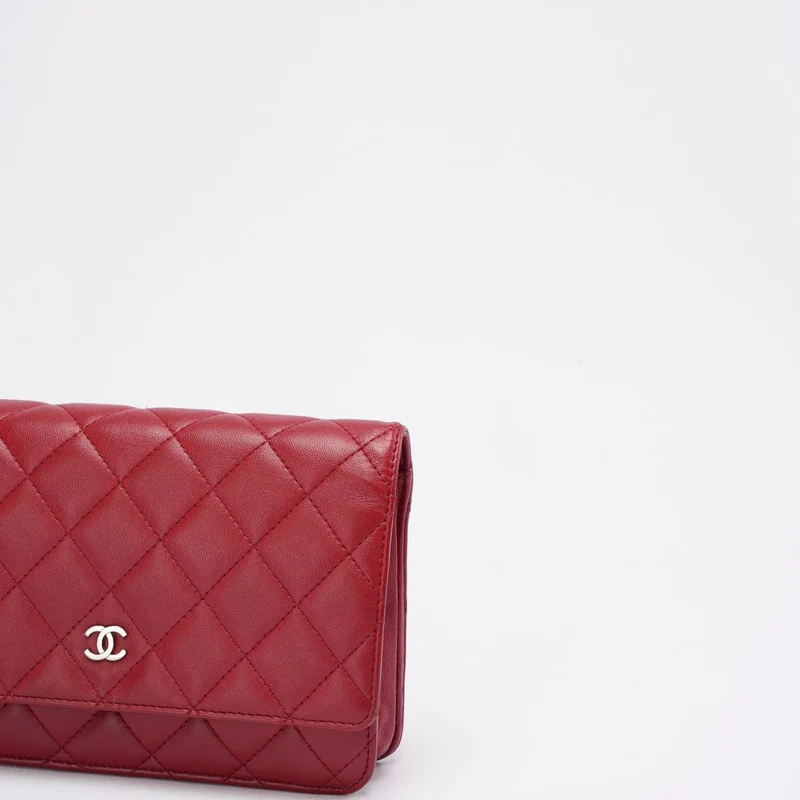 Chanel Geldbörse mit Kette aus rotem Lammleder (WOC) 2011