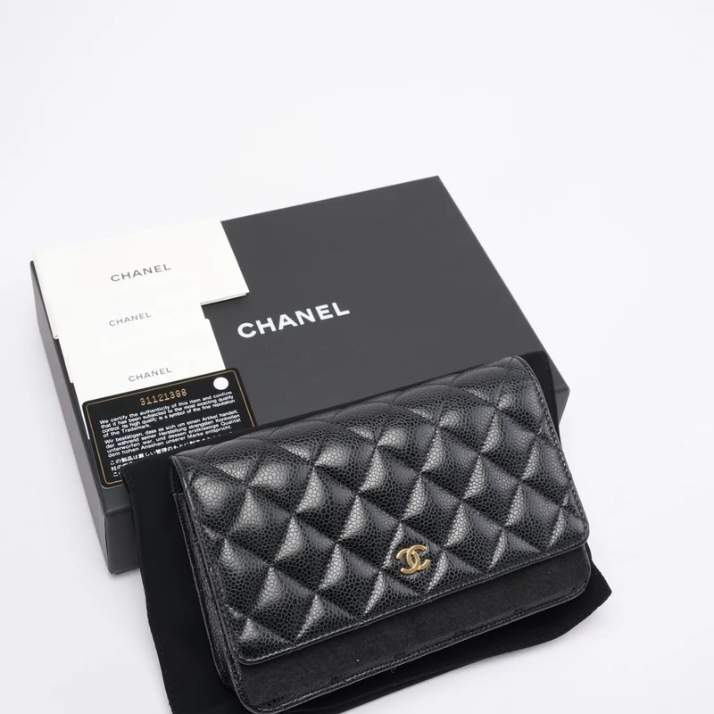 Chanel Klassische Geldbörse mit Kette aus schwarzem, gestepptem Kaviarleder 2021
