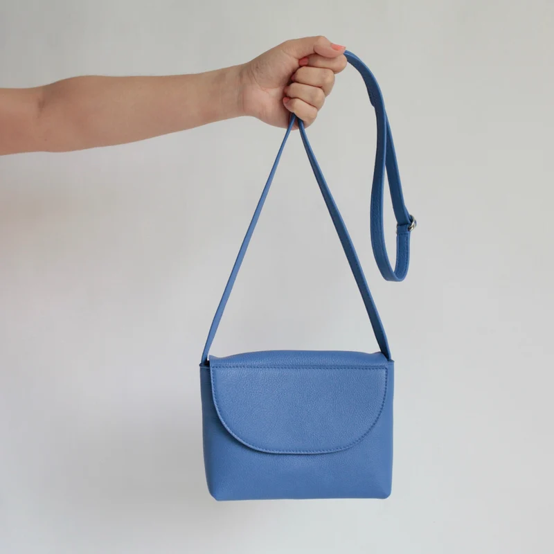 Minimalistische Schultertasche Kornblumenblau
