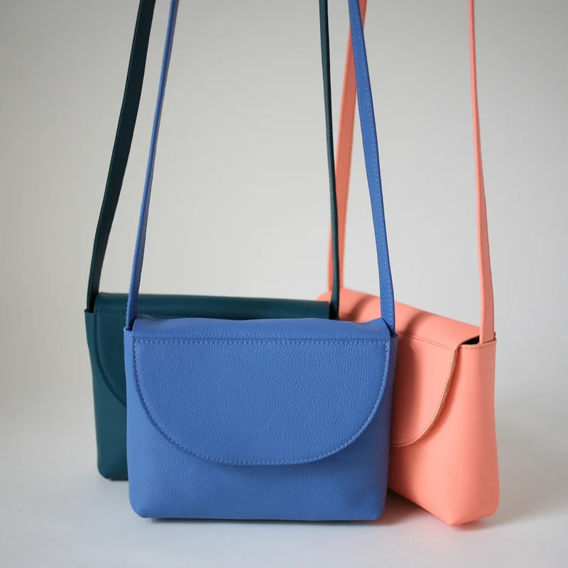 Minimalistische Schultertasche Kornblumenblau
