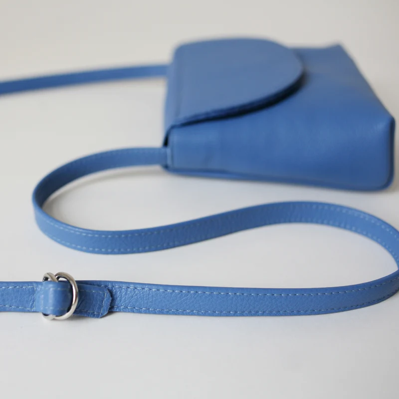 Minimalistische Schultertasche Kornblumenblau