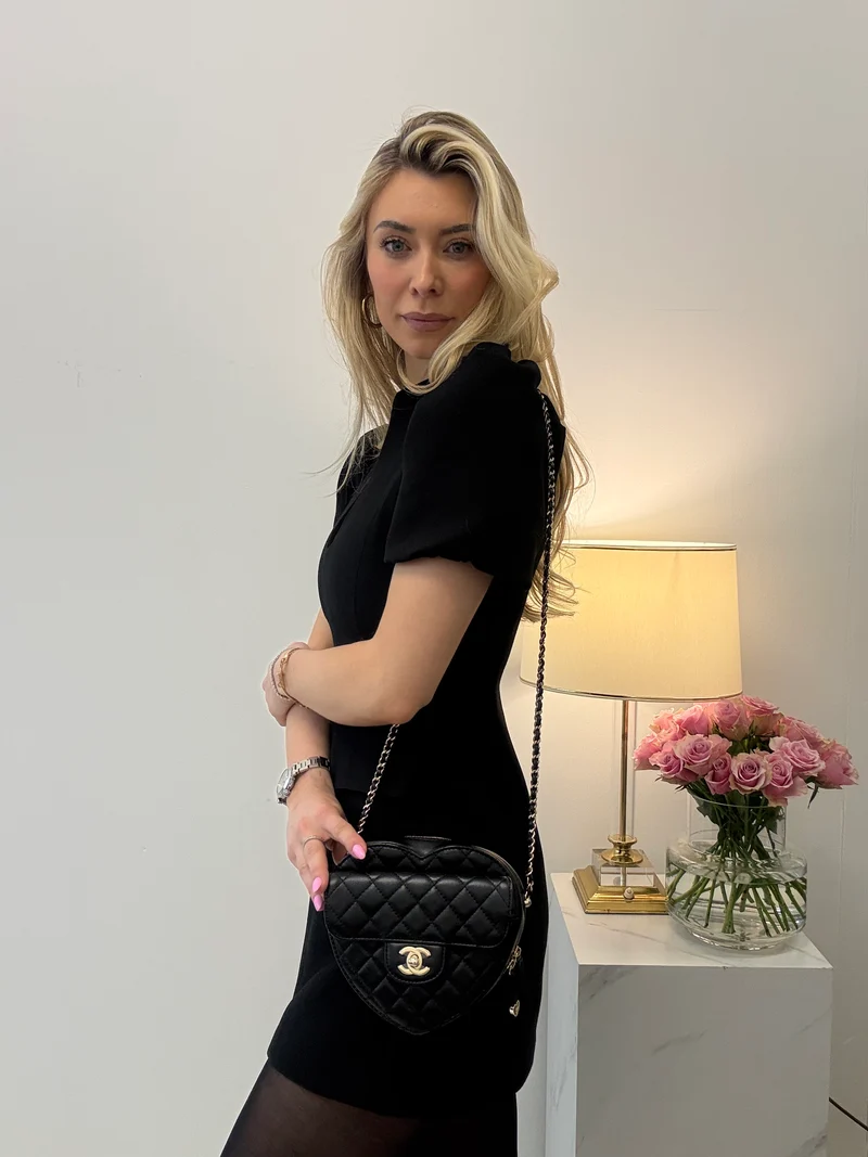 Chanel Clutch aus schwarzem Lammleder mit gestepptem CC-Logo in Herzform und Kette (2022)