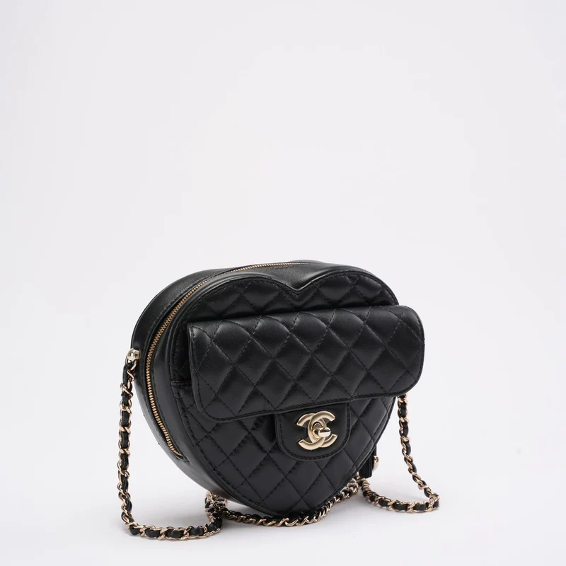 Chanel Clutch aus schwarzem Lammleder mit gestepptem CC-Logo in Herzform und Kette (2022)